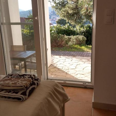 Cozy Jelsa Apartment In The Shade Of The Pines. Buitenkant foto
