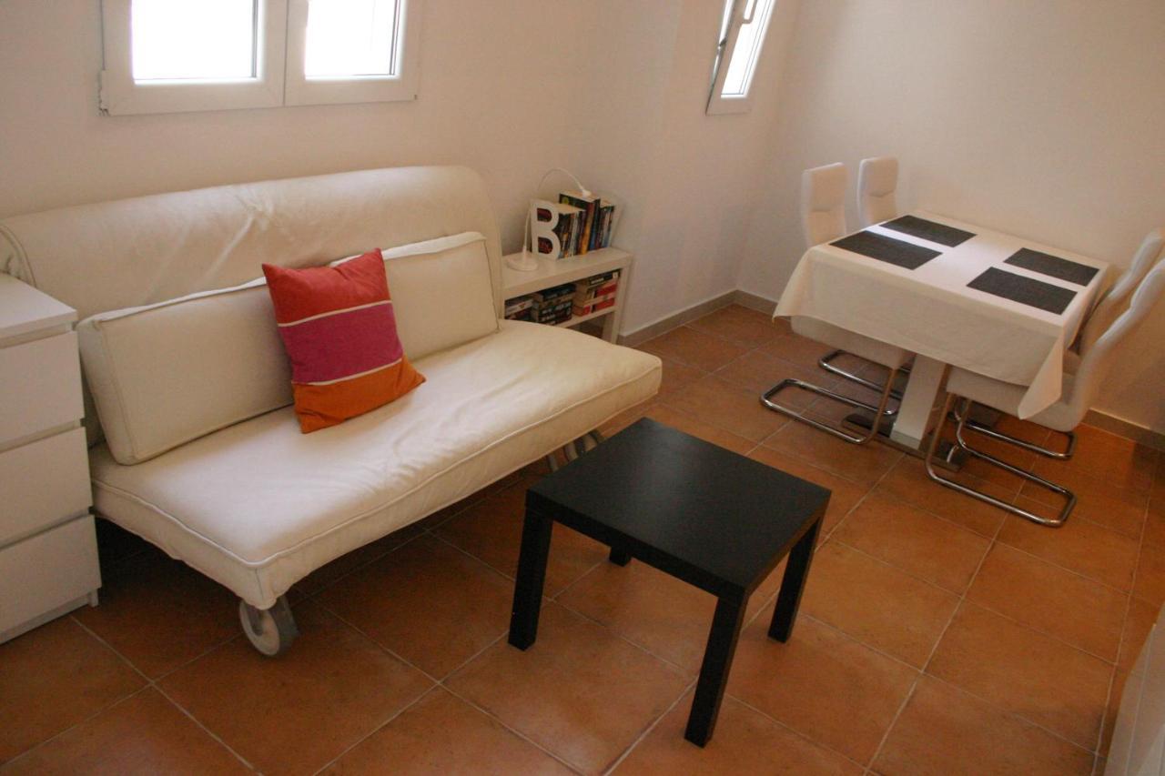 Cozy Jelsa Apartment In The Shade Of The Pines. Buitenkant foto